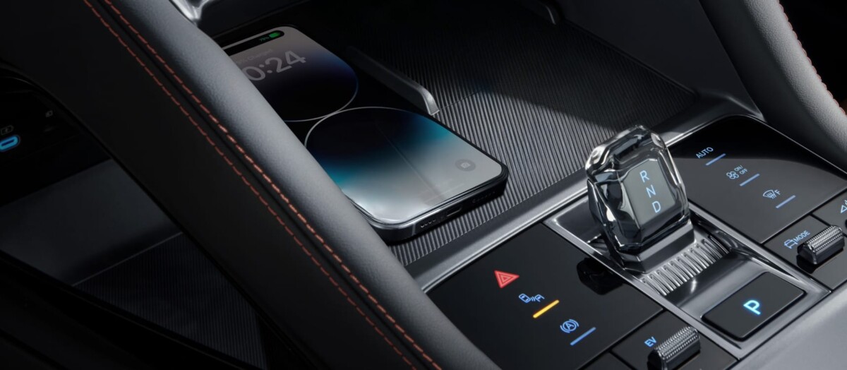 BYD 씨라이언 6 DM-i - 출처: BYD 오토 코리아 (무선충전 패드·전자식 변속 다이얼)